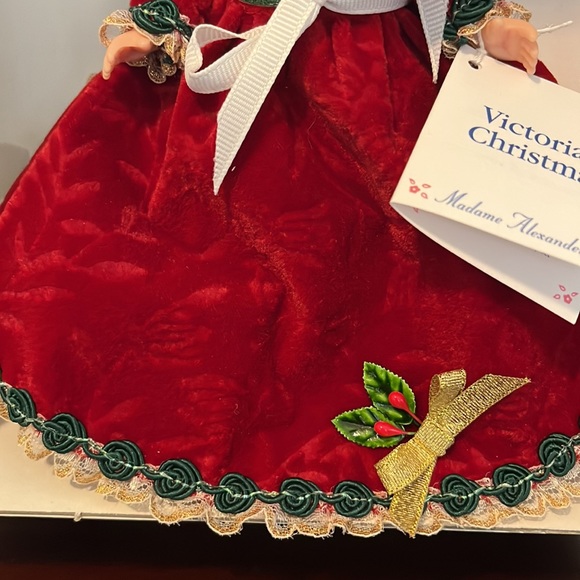Madame Alexander's 8" Victorian Christmas #19970 - Picture 4 of 10